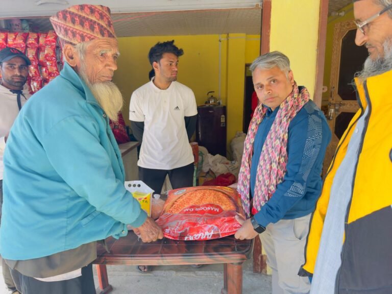 रमदान ब्रतमा रुपाका   विपन्न वर्गका  परिवारलाई खाद्यान्न वितरण