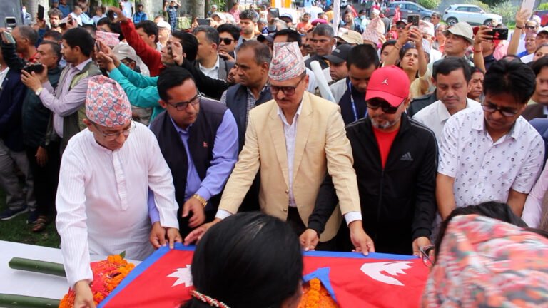 सगरमाथाको सफल आरोहण गरी फर्किने क्रममा निधन   भएका बस्ताकोटीकाे पार्थिव शरीरमा पाेखरामा  श्रद्धाञ्जली अर्पण