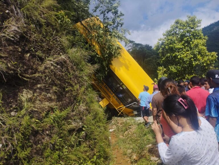 स्कुल बस दुर्घटनामा कार्यालय सहयोगीको मृत्यु, घाइतेकाे  नामावलीसहित