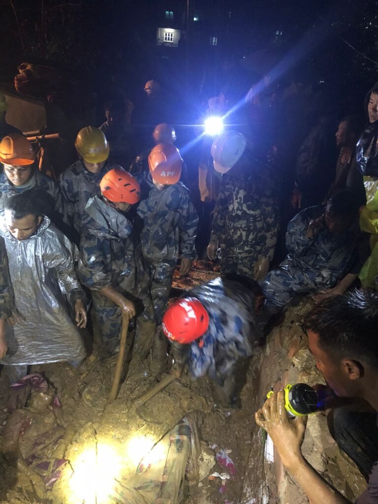 कास्कीमा पहिरो गई घर पुरिँदा ११ जनाको ज्यान गयाे