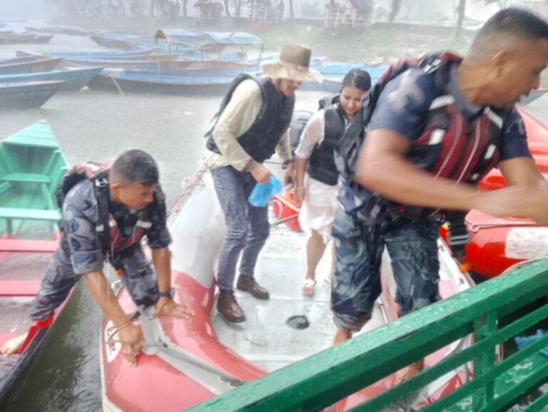 हावाहुरीका कारण फेवातालको बीच भागमा अलपत्र परेका दुई जनाको सशस्त्र प्रहरी बलद्धारा उद्धार